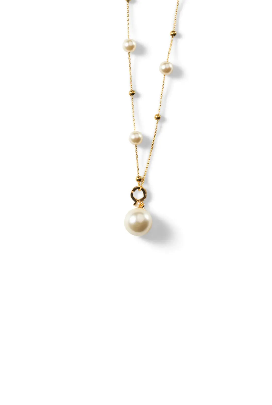 Aiko Tanaka Yoiboshi necklace hanging straight, a fine gold chain with tiny pearls and a pearl pendant, white background