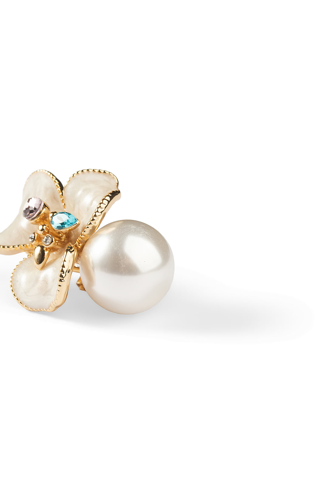 Side view of an Aiko Tanaka Hana no Shirabe earring with a mother-of-pearl flower and large white pearl drop