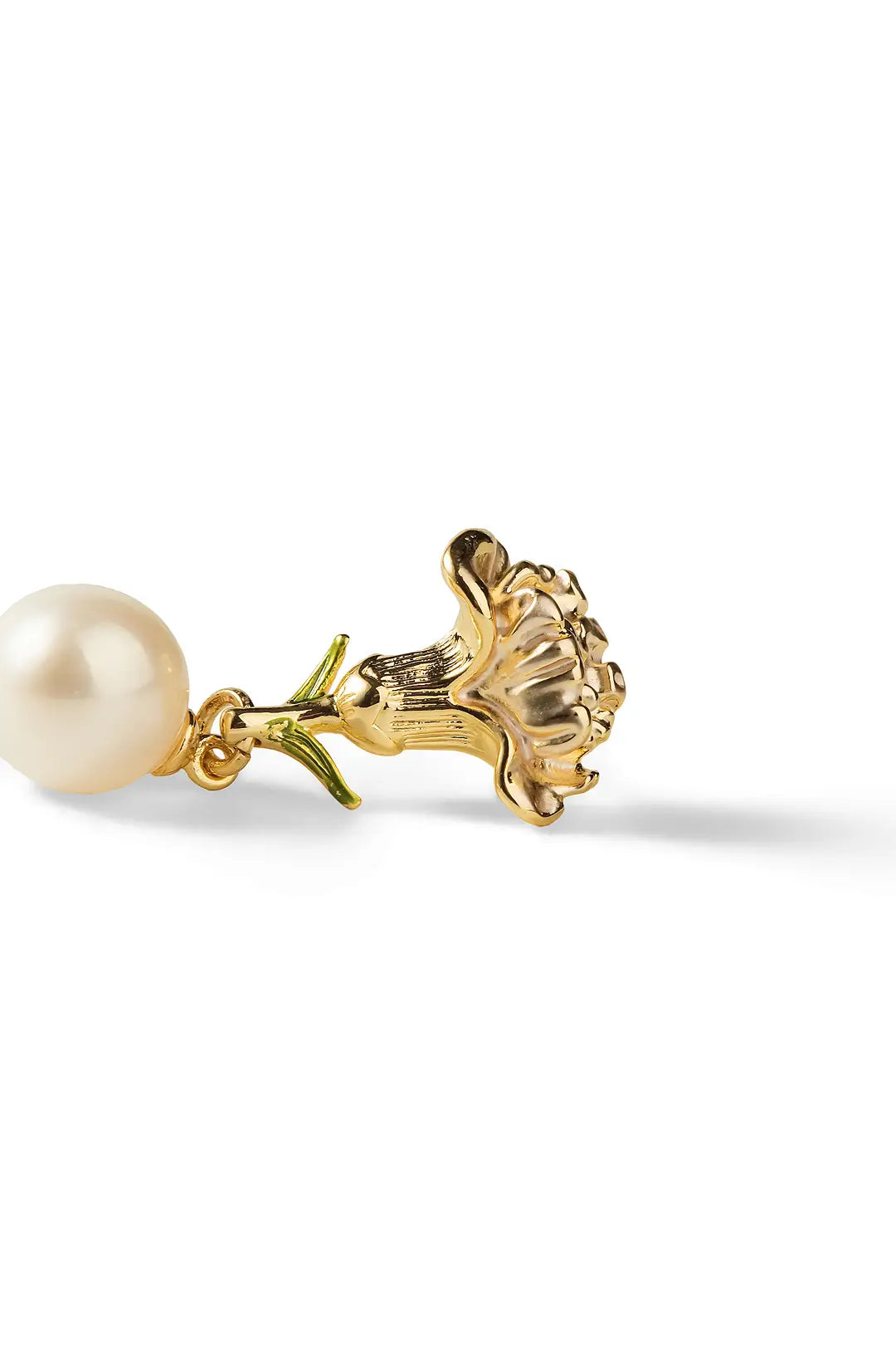 Aiko Tanaka Kinuoto earring side view, a gold sculpted flower with green stem holding a white pearl, white background